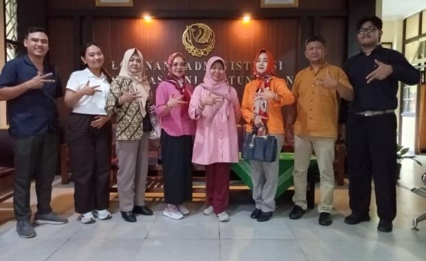 With Dean of the Faculty of Performing Arts, ISI Surakarta, Dr Tatik Harpawati