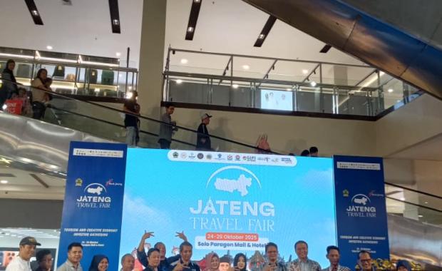 Group photo of the Central Java Travel Fair, October 24-26, 2025 at Solo Paragon Mall